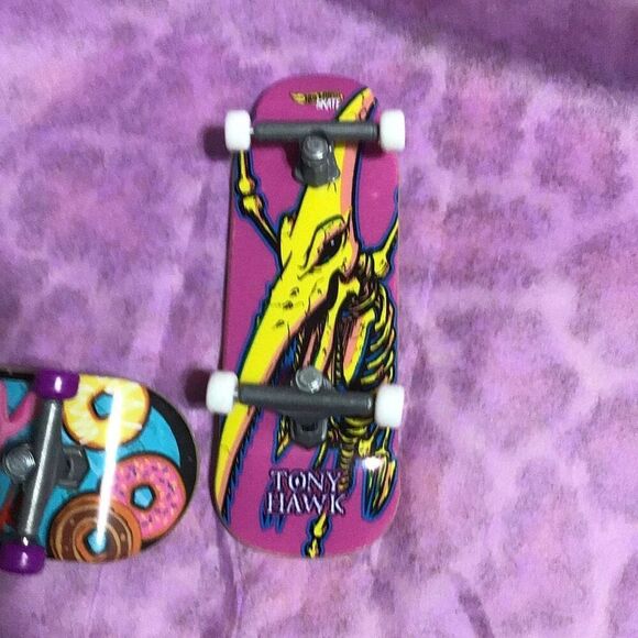 Set of three hard to come by Tony hawk, finger skateboard by hot wheels - Picture 4 of 4